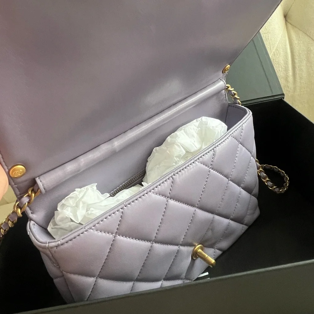‼️Rare color & rare size Not a Mini‼️CHANEL Shiny Lambskin Pearl Logo Flap - Picture 7 of 9